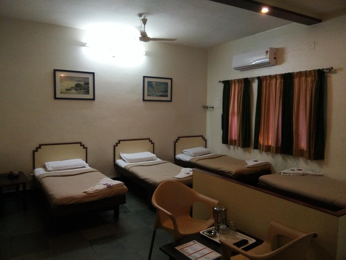 Dhanashree Hospitality Hotel Pandharpur Buitenkant foto